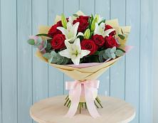 Букет цветов из:  Лилии и Розы в Чернушке