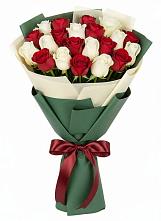 Букет Микс из красных и белых роз в Чернушке