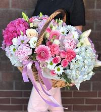 Композиция солнечный день в Чернушке Цветочная композиция из Розы, Хризантемы, Пионы и Лизиантусы в корзине в Чернушке