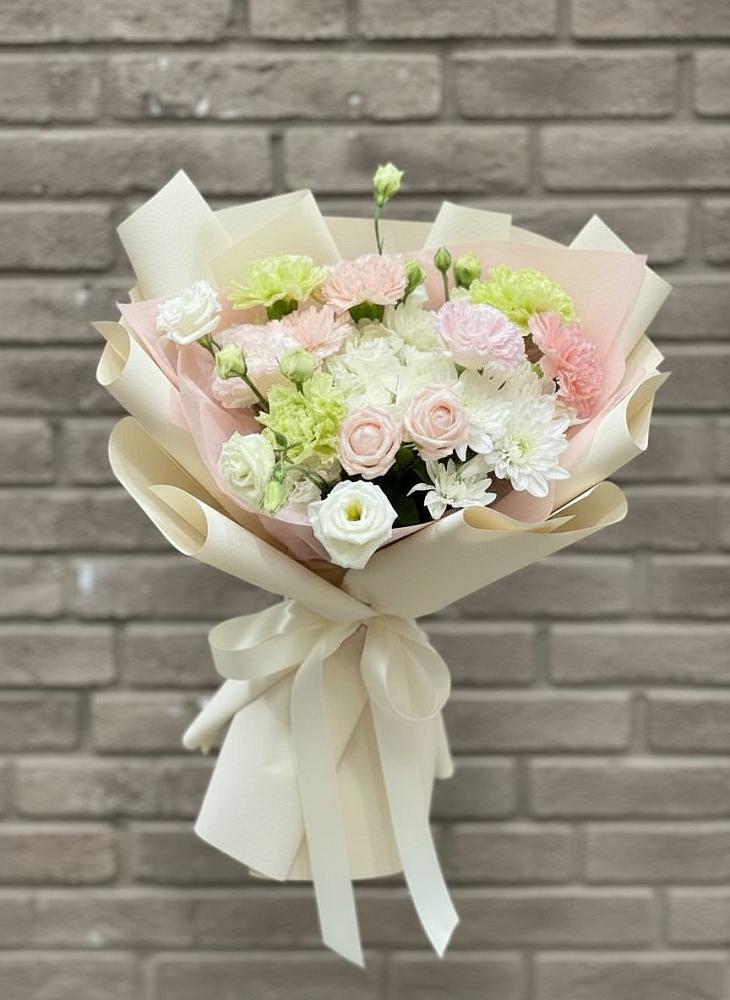 Букет цветов из: Гвоздики, Розы, Лизиантусы и Хризантемы в Чернушке