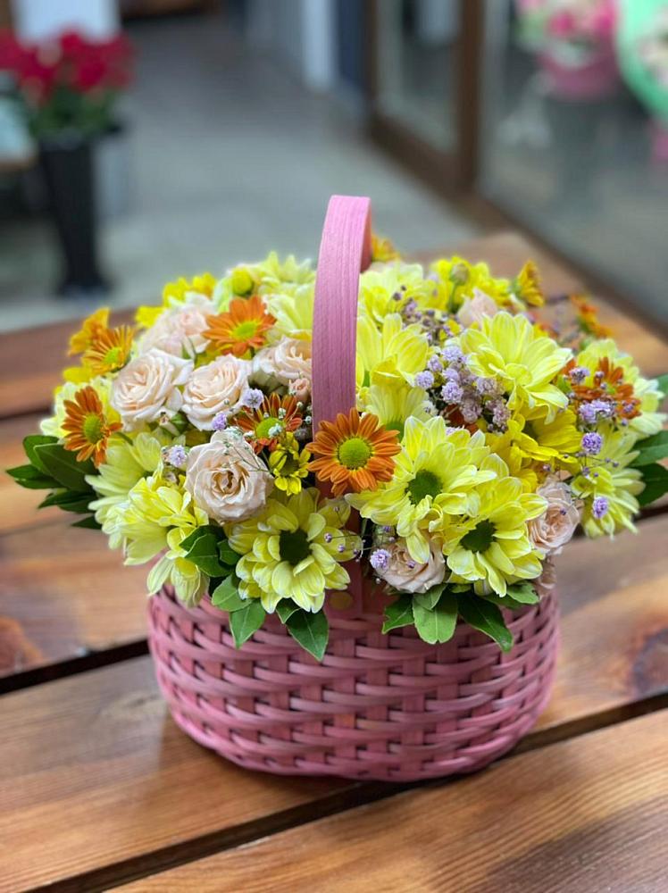 Цветочная композиция из Хризантемы и Розы в корзине в Чернушке