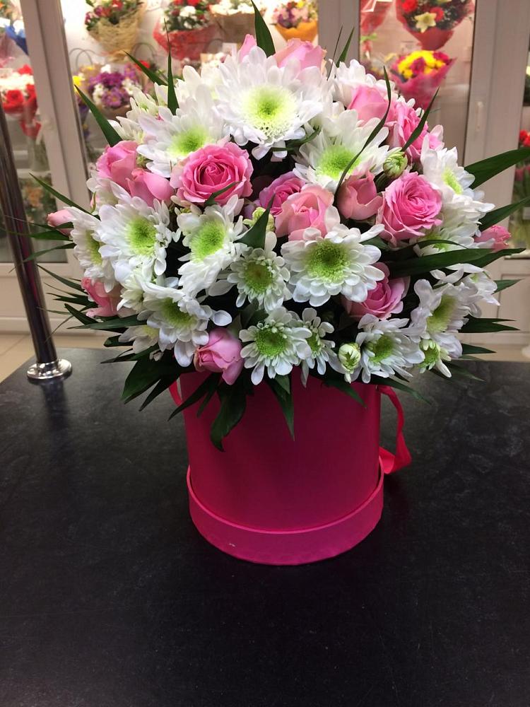 Цветочная композиция из Розы и Хризантемы в шляпной коробке в Чернушке