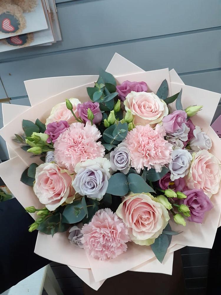 Букет цветов из: Розы, Гвоздики и Лизиантусы в Чернушке