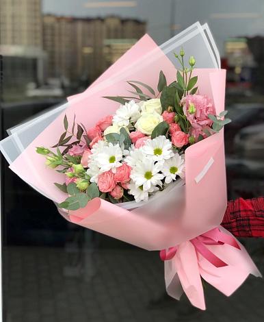 Букет цветов из: Розы, Лизиантусы и Хризантемы в Чернушке